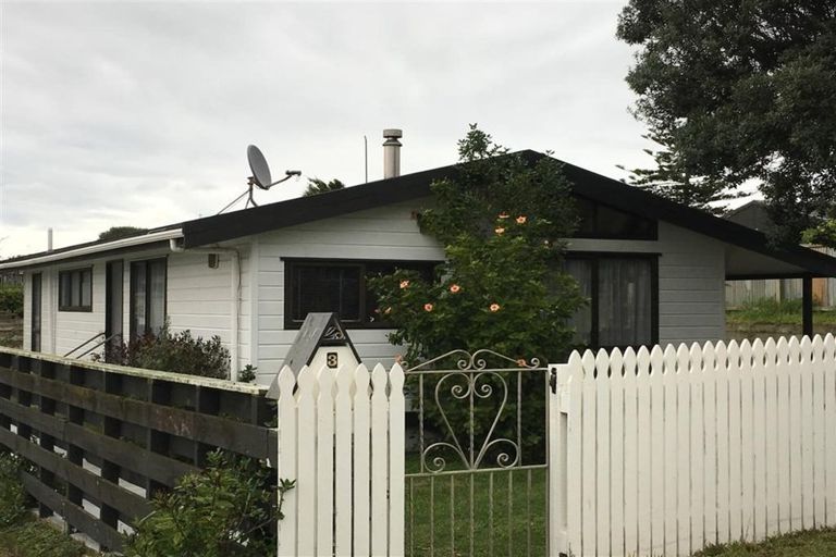 Photo of property in 3 Tasman Road, Otaki Beach, Otaki, 5512