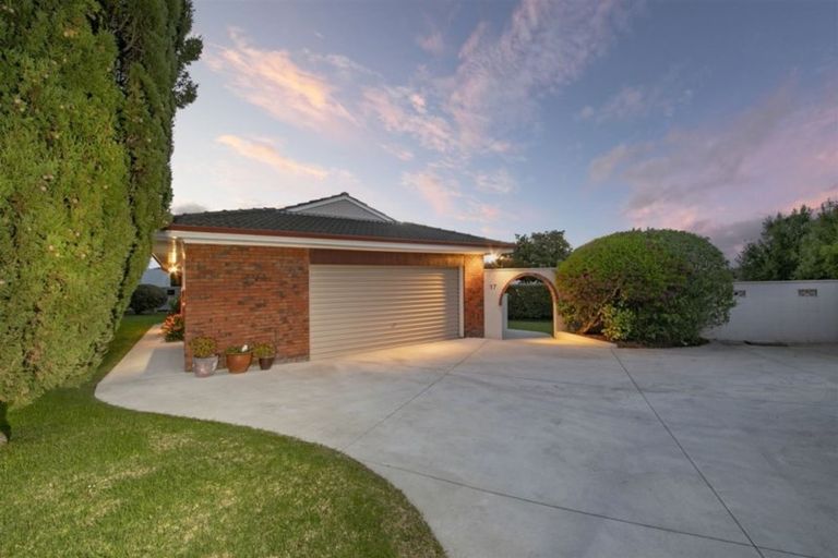 Photo of property in 17 Scanlen Terrace, Kelston, Auckland, 0602