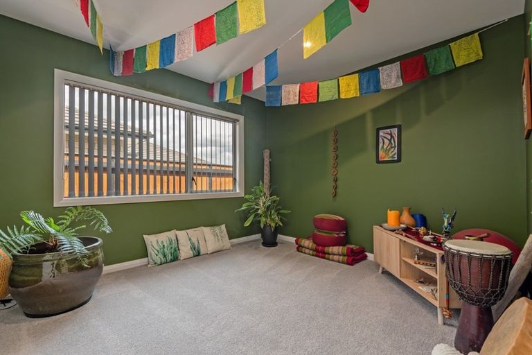 Photo of property in 8 Mediterranean Grove, Fitzherbert, Palmerston North, 4410