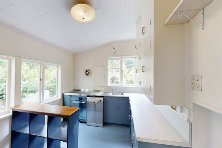 Photo of property in 120 Sutherland Road, Melrose, Wellington, 6023