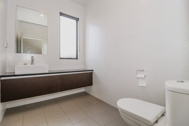 Photo of property in 16 Kinmont Rise, East Tamaki Heights, Auckland, 2016