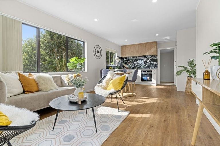 Photo of property in 2/35 Secretariat Place, Randwick Park, Auckland, 2105