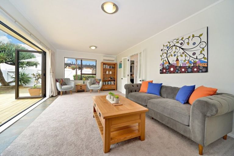 Photo of property in 21 Cumbrian Place, Conifer Grove, Takanini, 2112