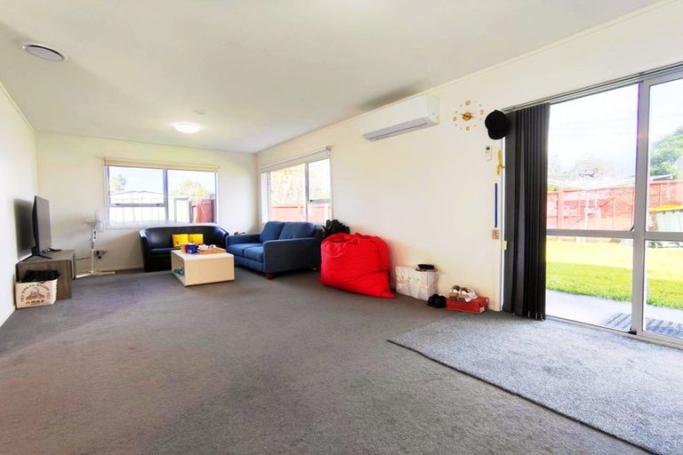 Photo of property in 2/2 Wallace Road, Ranui, Auckland, 0612