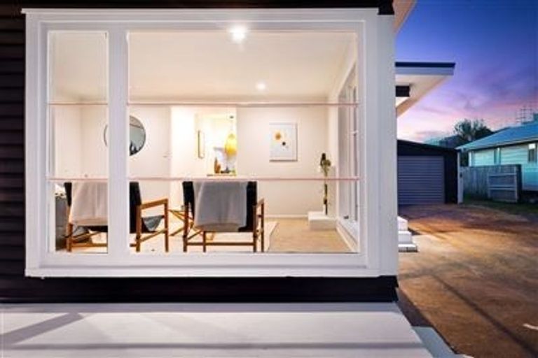 Photo of property in 11 Ranui Station Road, Ranui, Auckland, 0612