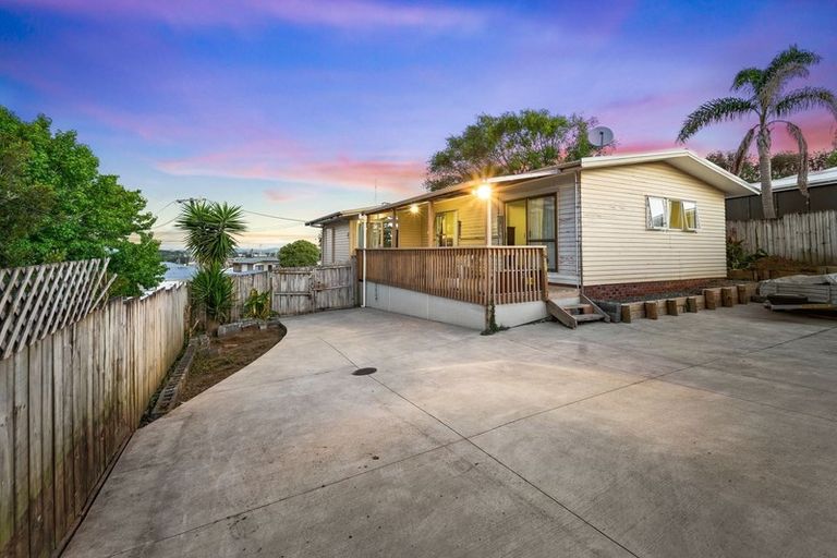 Photo of property in 35 Waimumu Road, Massey, Auckland, 0614