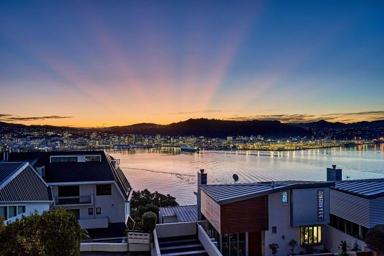 Photo of property in 25 The Crescent, Roseneath, Wellington, 6011