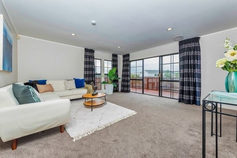Photo of property in 11 Raphael Place, West Harbour, Auckland, 0618