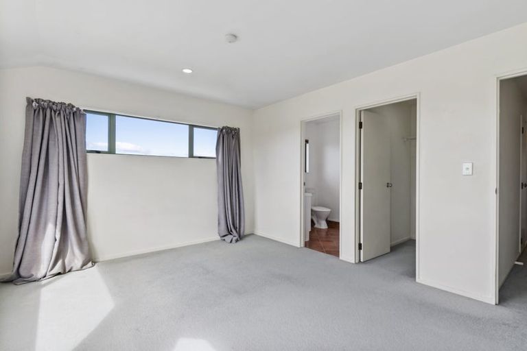 Photo of property in 11 Mannikin Place, Unsworth Heights, Auckland, 0632