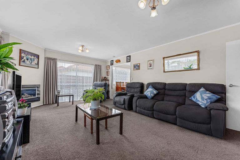 Photo of property in 5 Kirrama Place, Conifer Grove, Takanini, 2112