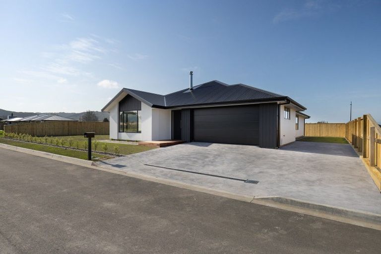 Photo of property in 16 Louden Place, Wakefield, 7025