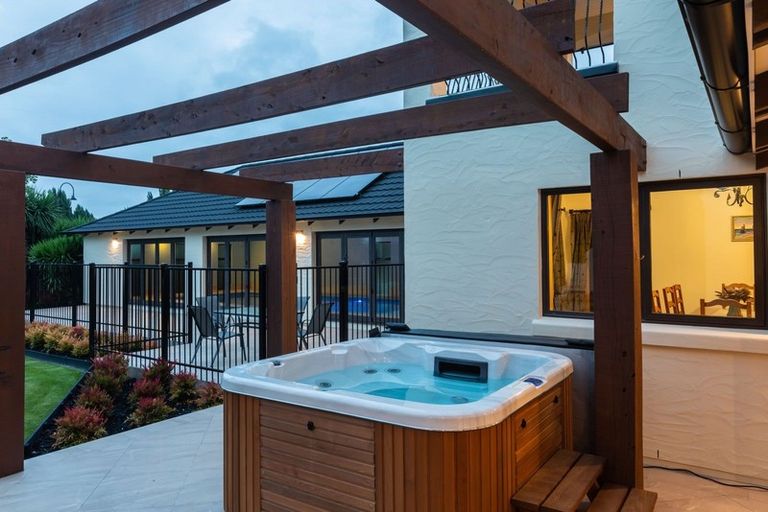 Photo of property in 12 Taunton Green, Papanui, Christchurch, 8052