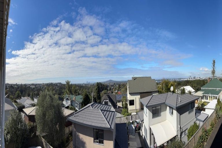 Photo of property in 11/219 Onewa Road, Birkenhead, Auckland, 0626