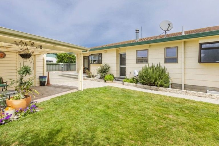 Photo of property in 9 Deakin Place, Clive, 4102