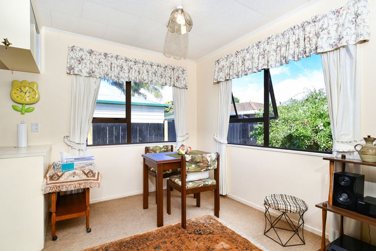 Photo of property in 1/94 Roberts Road, Te Atatu South, Auckland, 0610