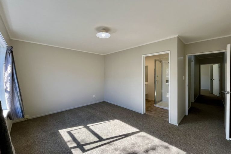 Photo of property in 2/5 Woodall Place, Totara Vale, Auckland, 0627
