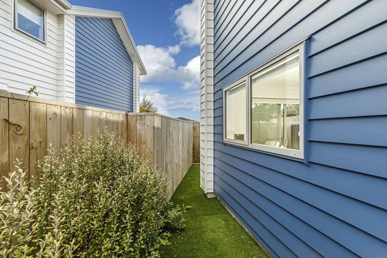 Photo of property in 9/22 Denver Avenue, Sunnyvale, Auckland, 0612