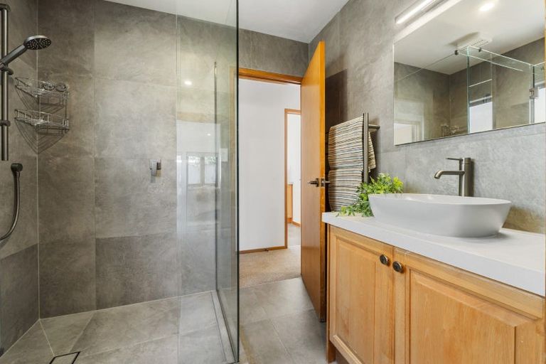 Photo of property in 2/14 Raleigh Road, Northcote, Auckland, 0627