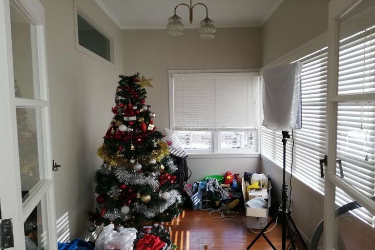 Photo of property in 22 Dallinghoe Crescent, Milford, Auckland, 0620