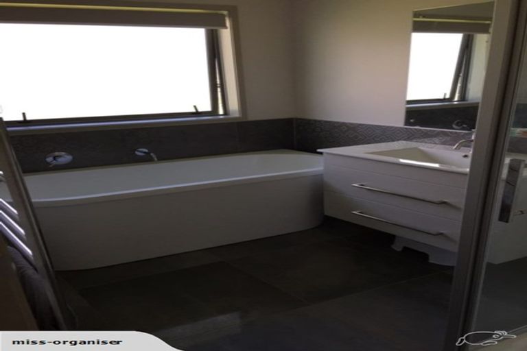 Photo of property in 2 Cory Jane Grove, Riverstone Terraces, Upper Hutt, 5018