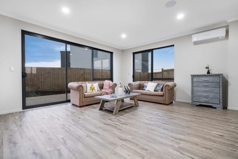 Photo of property in 11 Karokaro Road, Takanini, 2112