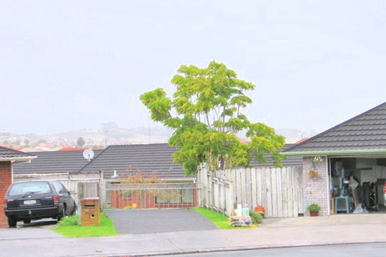 Photo of property in 34 Pinewood Grove, Botany Downs, Auckland, 2010
