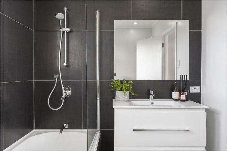 Photo of property in 17b Roseneath Place, Birkdale, Auckland, 0626