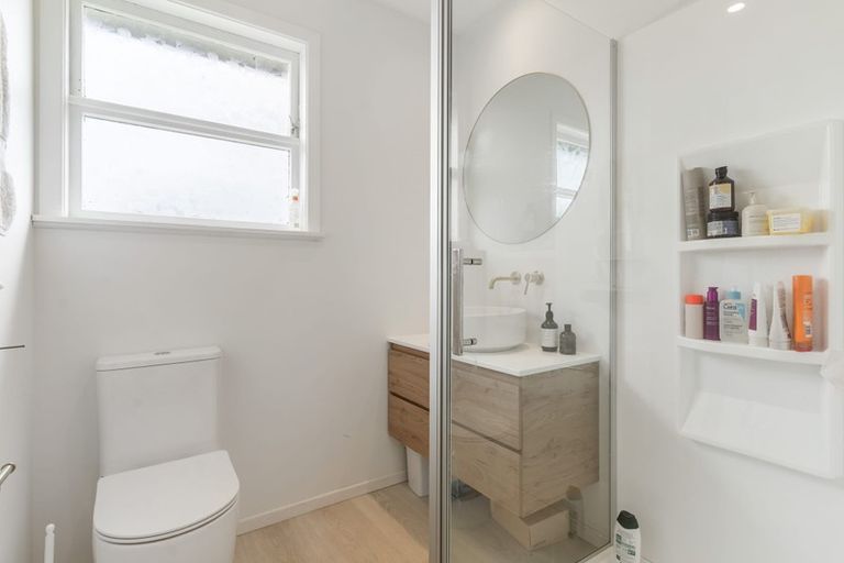 Photo of property in 24 Gill Avenue, Te Atatu Peninsula, Auckland, 0610