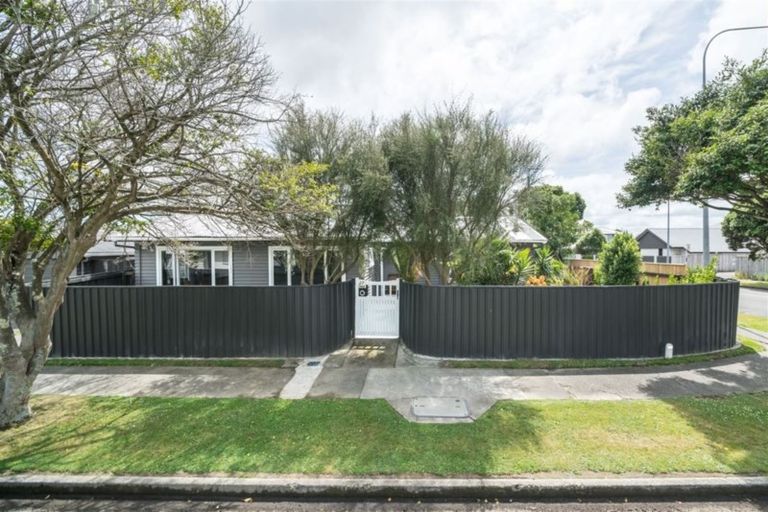 Photo of property in 27 Stirling Crescent, Hokowhitu, Palmerston North, 4410