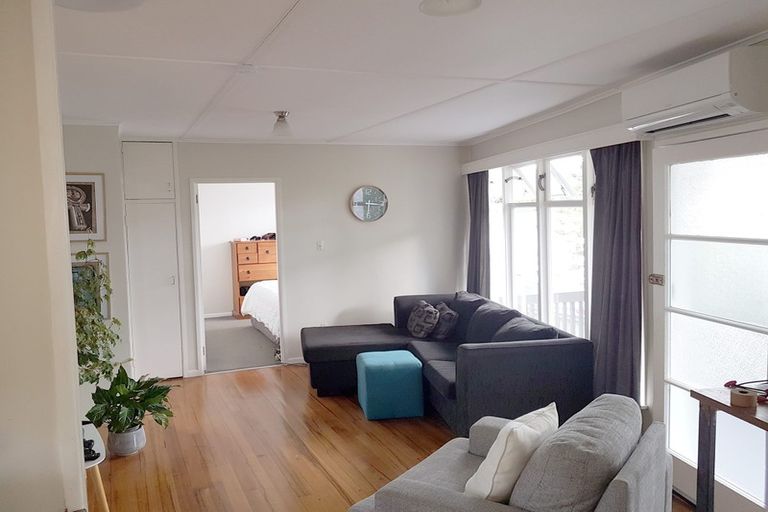 Photo of property in 1/16 Ramillies Place, Glenfield, Auckland, 0629