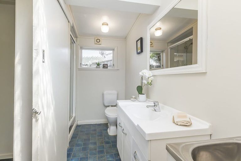 Photo of property in 137 Apu Crescent, Lyall Bay, Wellington, 6022