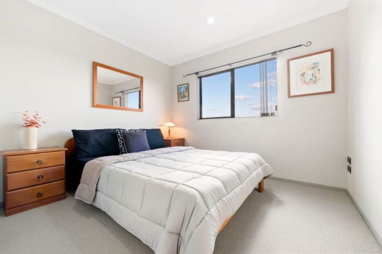 Photo of property in 8 Ellivani Rise, Pukekohe, 2120