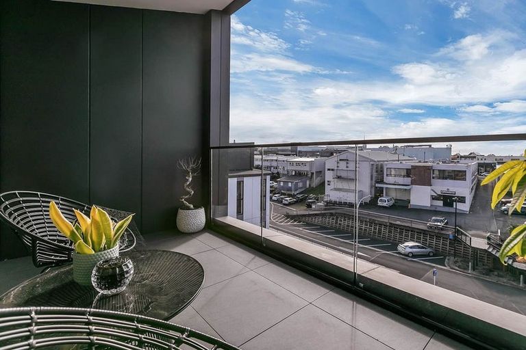 Photo of property in 410/19 Rawene Road, Birkenhead, Auckland, 0626