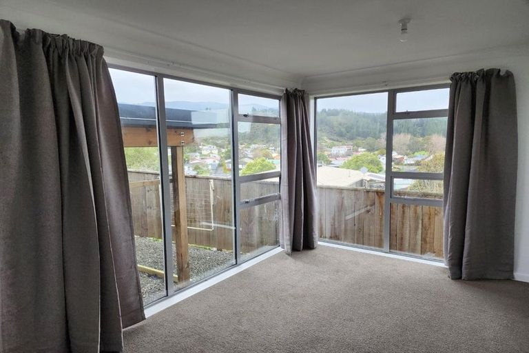 Photo of property in 90 Sunstone Crescent, Timberlea, Upper Hutt, 5018
