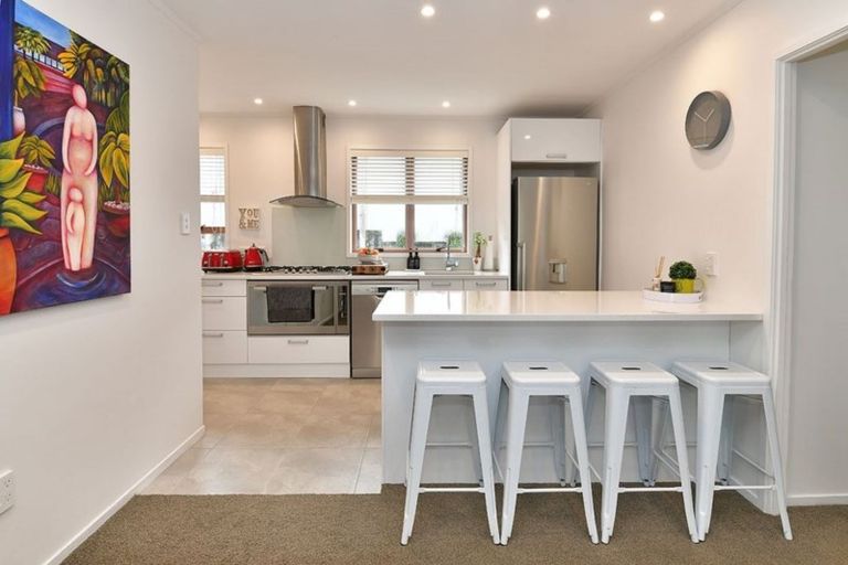 Photo of property in 3/100 Royal Road, Massey, Auckland, 0614