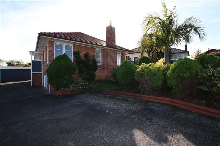 Photo of property in 21 Essex Street, Te Atatu South, Auckland, 0610