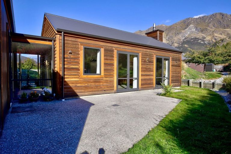 Photo of property in 16 Harrys Close, Arthurs Point, Queenstown, 9371