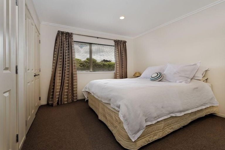 Photo of property in 15 Murray Becroft Avenue, Henderson Valley, Auckland, 0612