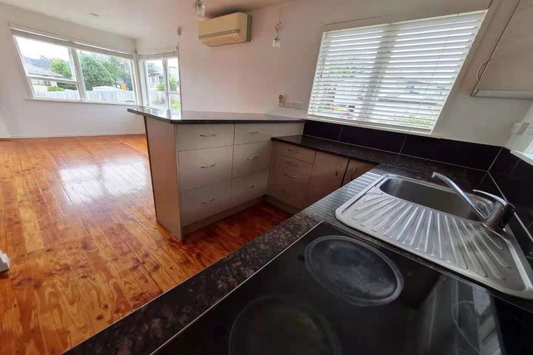 Photo of property in 1/70 Hogans Road, Glenfield, Auckland, 0629
