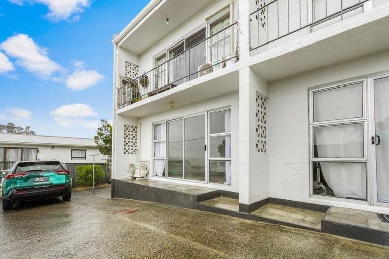 Photo of property in 40 West Coast Road, Glen Eden, Auckland, 0602