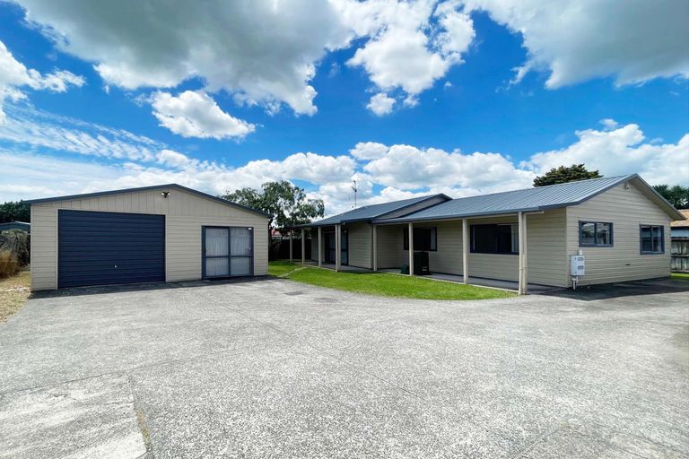 Photo of property in 24 Sutton Crescent, Papakura, 2110