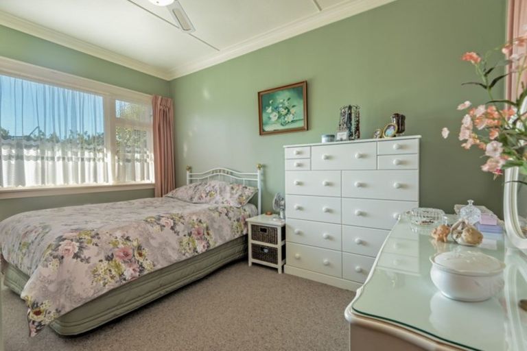 Photo of property in 12 Saint Albans Avenue, Hokowhitu, Palmerston North, 4410