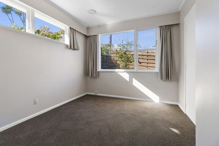 Photo of property in 3a Kinapori Terrace, Newlands, Wellington, 6037