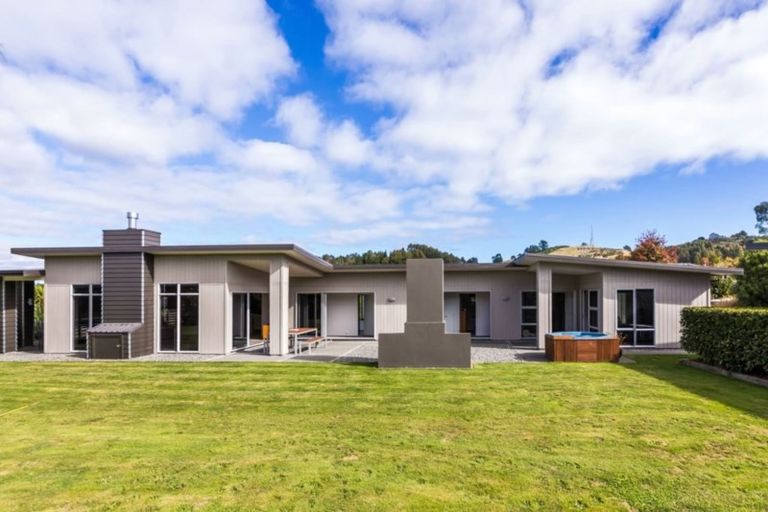 Photo of property in 27 Loch Views Road, Acacia Bay, Taupo, 3385