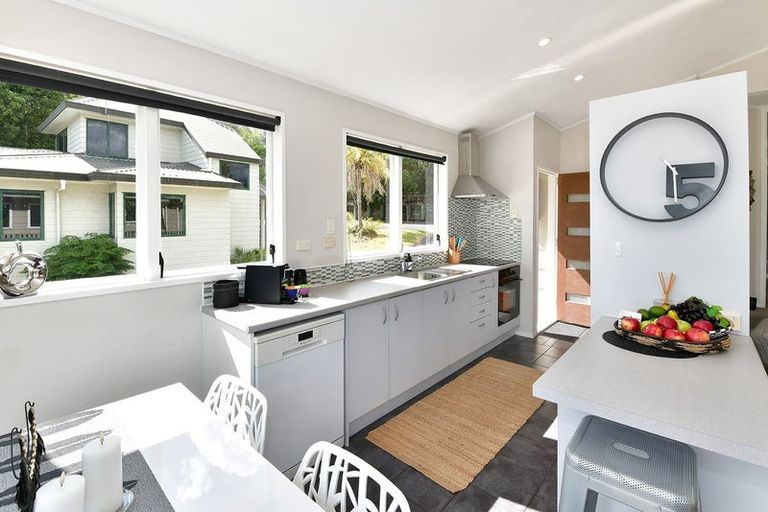 Photo of property in 214 Whangaparaoa Road, Red Beach, 0932