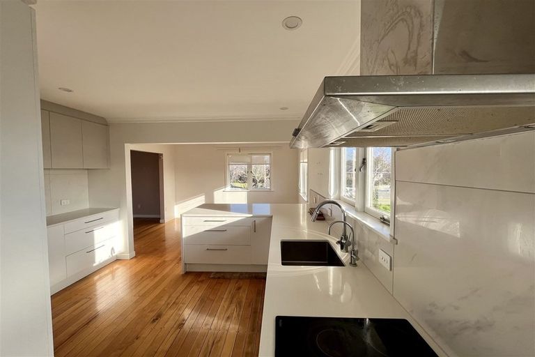 Photo of property in 21 Yeovil Road, Te Atatu Peninsula, Auckland, 0610