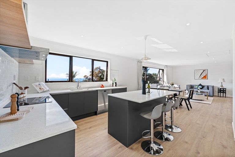 Photo of property in 2/14 Clifton Road, Waiake, Auckland, 0630