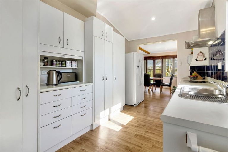 Photo of property in 1/37 Kiwi Esplanade, Mangere Bridge, Auckland, 2022