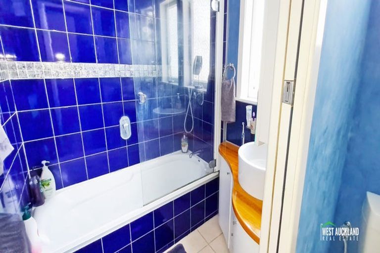 Photo of property in 40 Sunnyside Road, Sunnyvale, Auckland, 0612