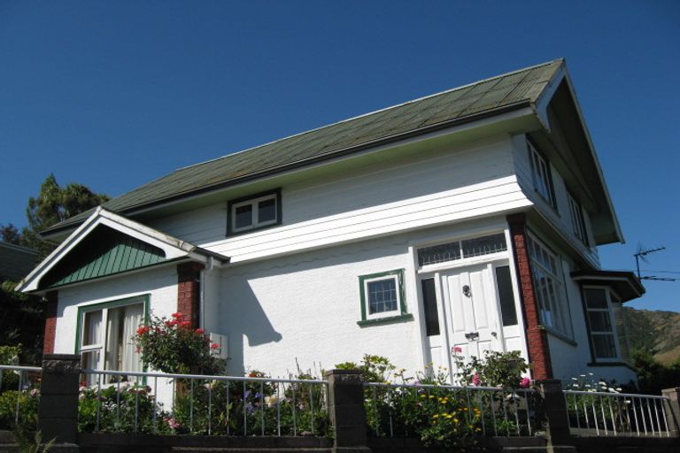 Photo of property in 2 Selwyn Road, Lyttelton, 8082